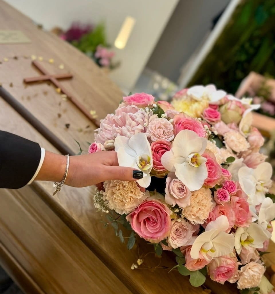 Cercueil avec bouquet de fleur